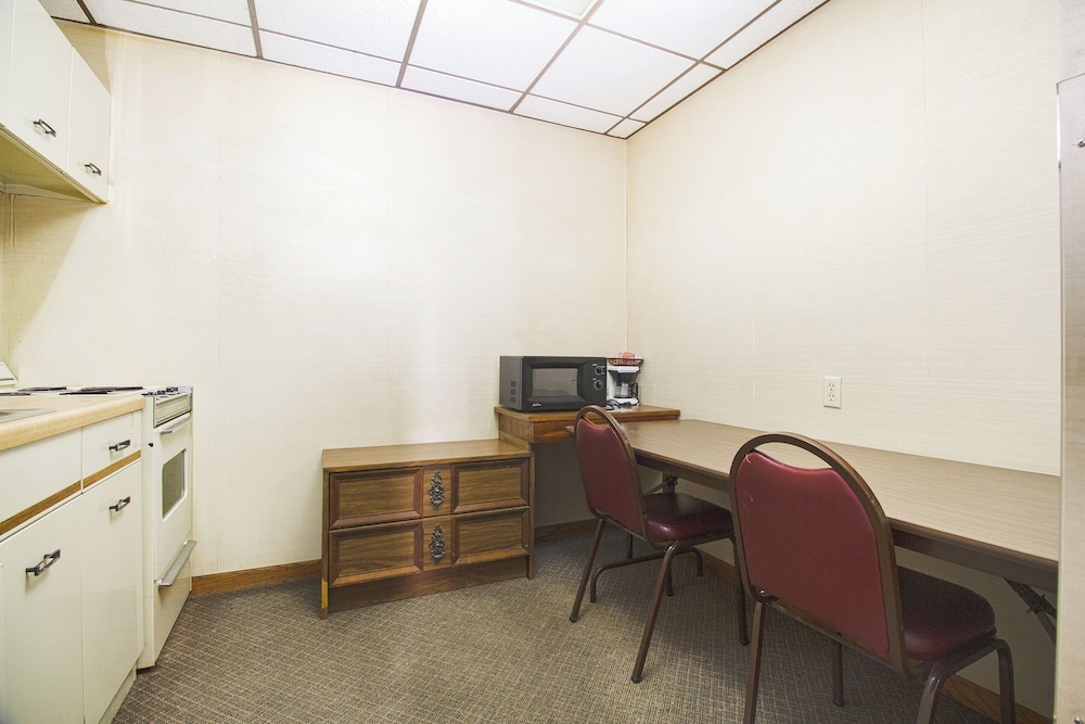 HomeTown Inn by OYO Liberal KS - photo 31