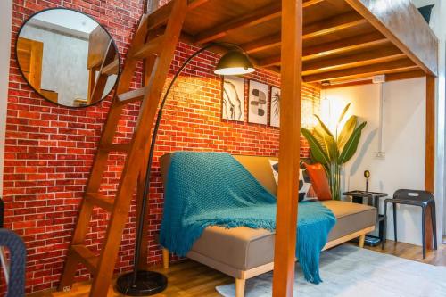 Cozy Loftbed Netflx Wi Fi Ligao Natl Rd with Parking Rm 304 2F — hotel in Ligao