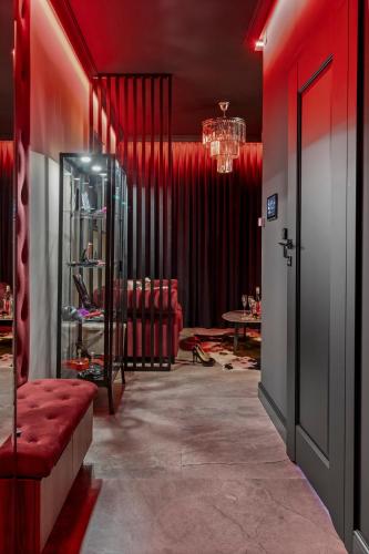 Secret BDSM Stylowy i klimatyczny apartament dla dorosłych NEW Fotel GYNO klimatyzacja parking podziemny — 4-Star Luxury Hotel in Warsaw, Poland