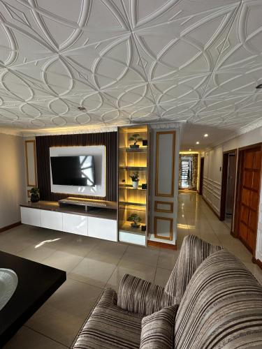 Luxurious 4 bedroom Family Home