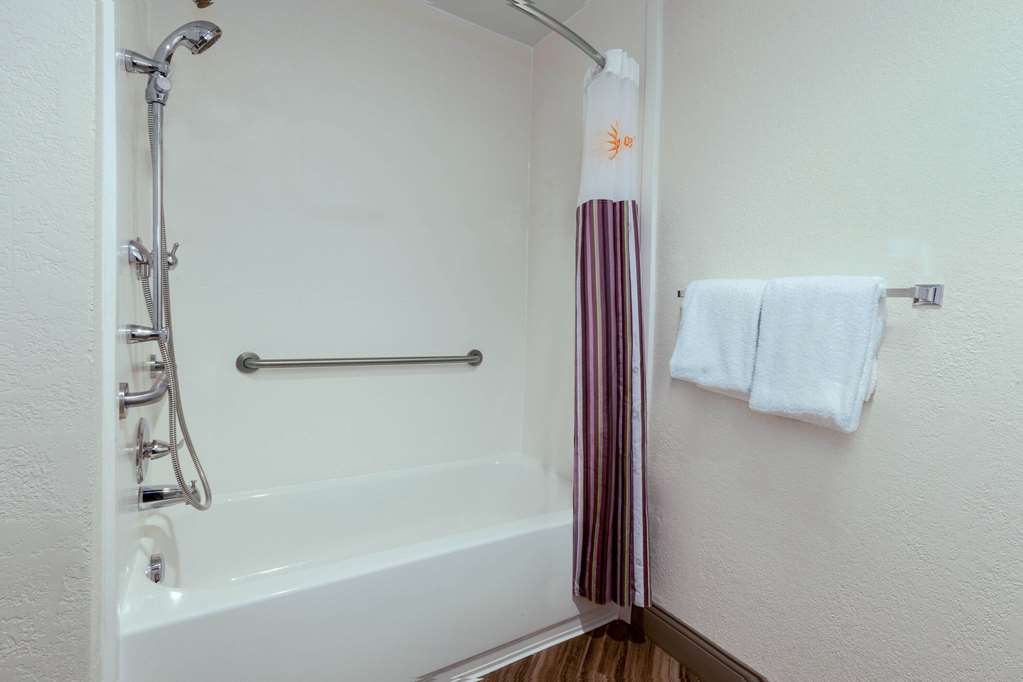 La Quinta Inn & Suites by Wyndham Detroit Utica - photo 12