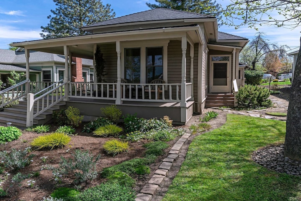 1900 House And Cottage Near Osf Sleeps 10 10916828 — Ashland