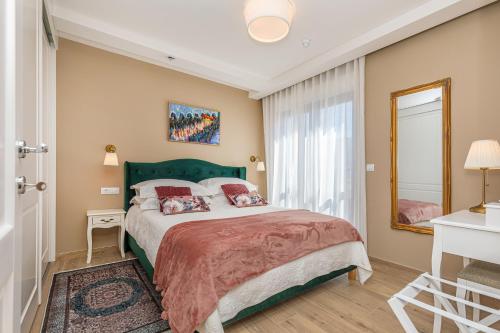 Three Musketeers Apartments
