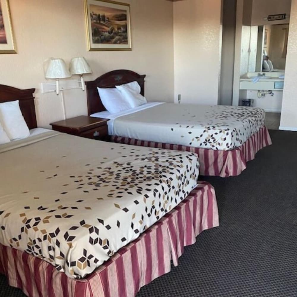 Hallmark Inn and Suites - photo 7