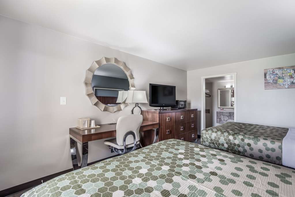 Econo Lodge Neenah - photo 8