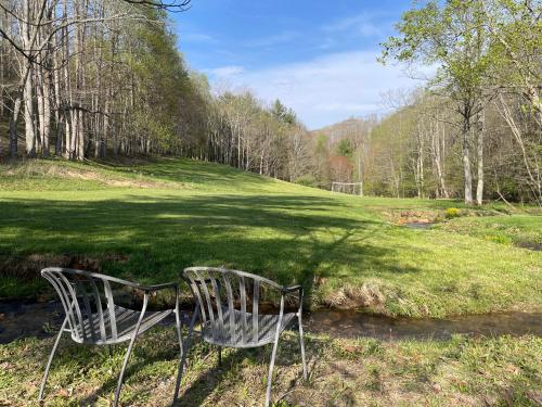 Creekside Getaway King Bed Full Kitchen — 4-Star Luxury Hotel in Boone, United States