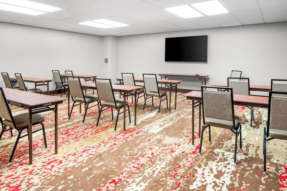 Hampton Inn Grand Rapids North - photo 28