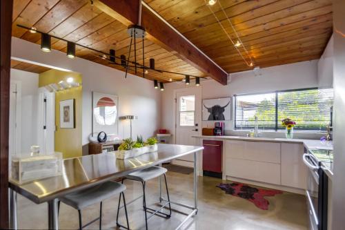 Avoyer One Bedroom Guesthouse La Mesa — 4-Star Luxury Hotel in La Mesa, United States