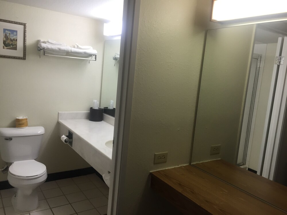 America's Best Inn Urbana Champaign - photo 10
