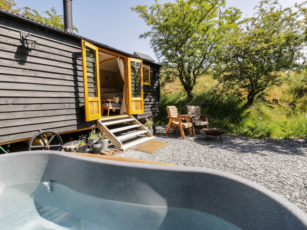 Moelfre Shepherds Hut - carbon neutral hotel in Llanbedr