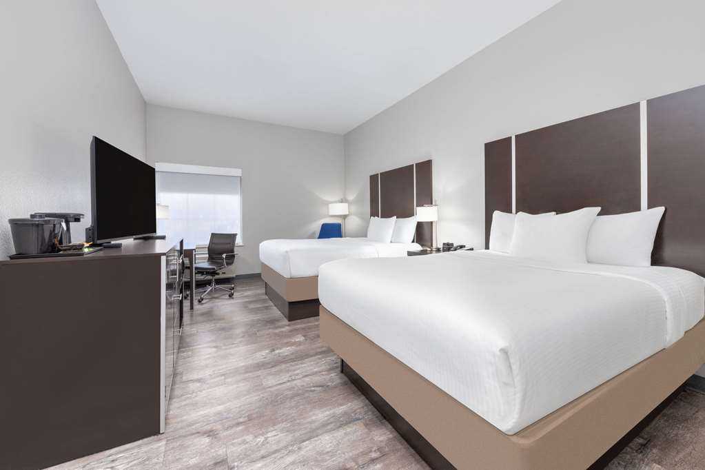 La Quinta Inn & Suites by Wyndham Tyler University Area - photo 14