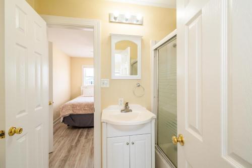 Absolute Beach by Oak Island Accommodations - photo 20