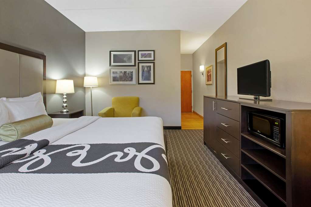 La Quinta Inn & Suites by Wyndham Detroit Metro Airport - photo 19