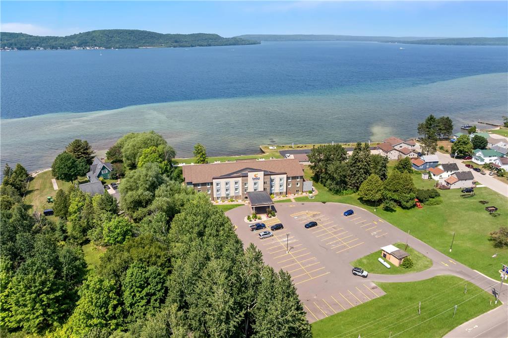 Comfort Inn & Suites Munising Lakefront - carbon neutral hotel in Munising