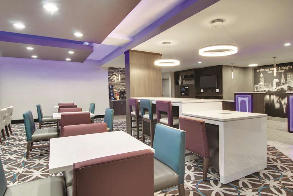 La Quinta Inn & Suites by Wyndham Cleveland Airport West - photo 44