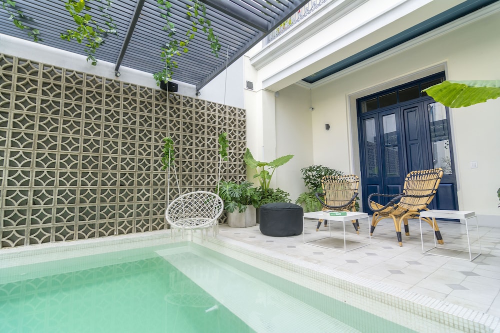 Indoor/outdoor pool