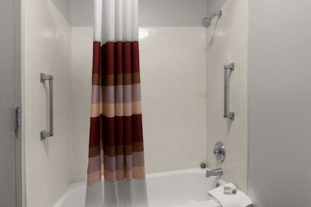 Red Roof Inn & Suites Savannah Airport - photo 25