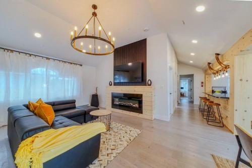 Brand New House with Large Porch in Lake Katrine — 4-Star Luxury Hotel in Lake Katrine, United States
