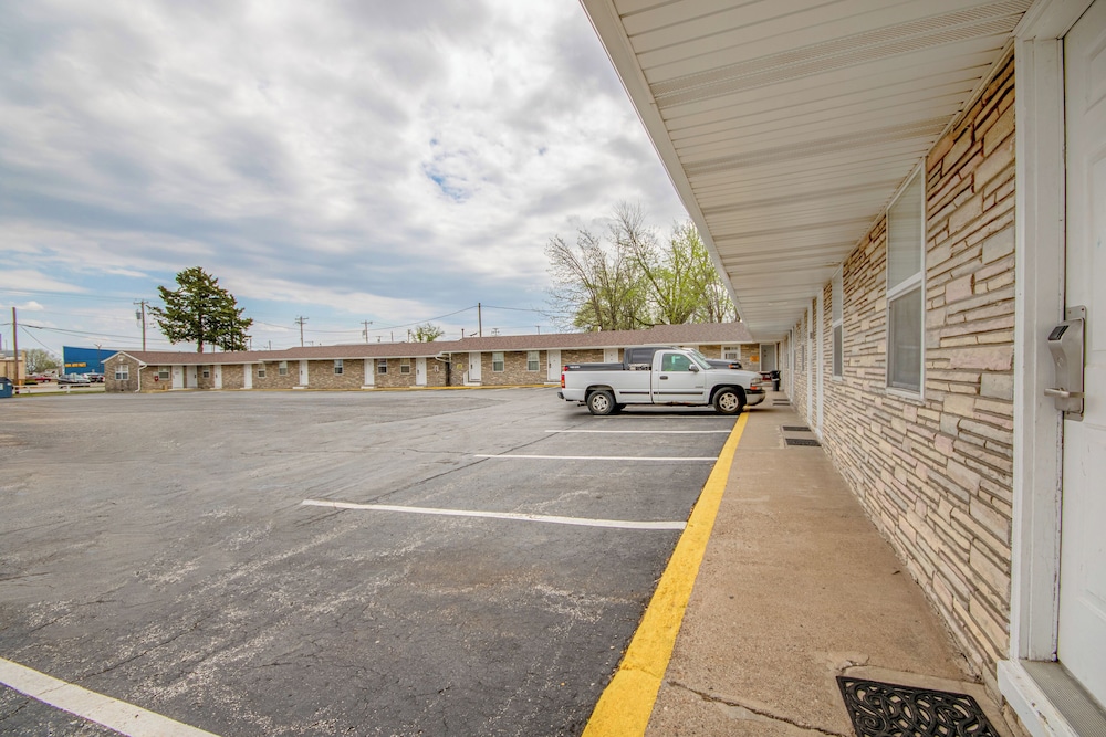 OYO Travelier Motel - photo 96