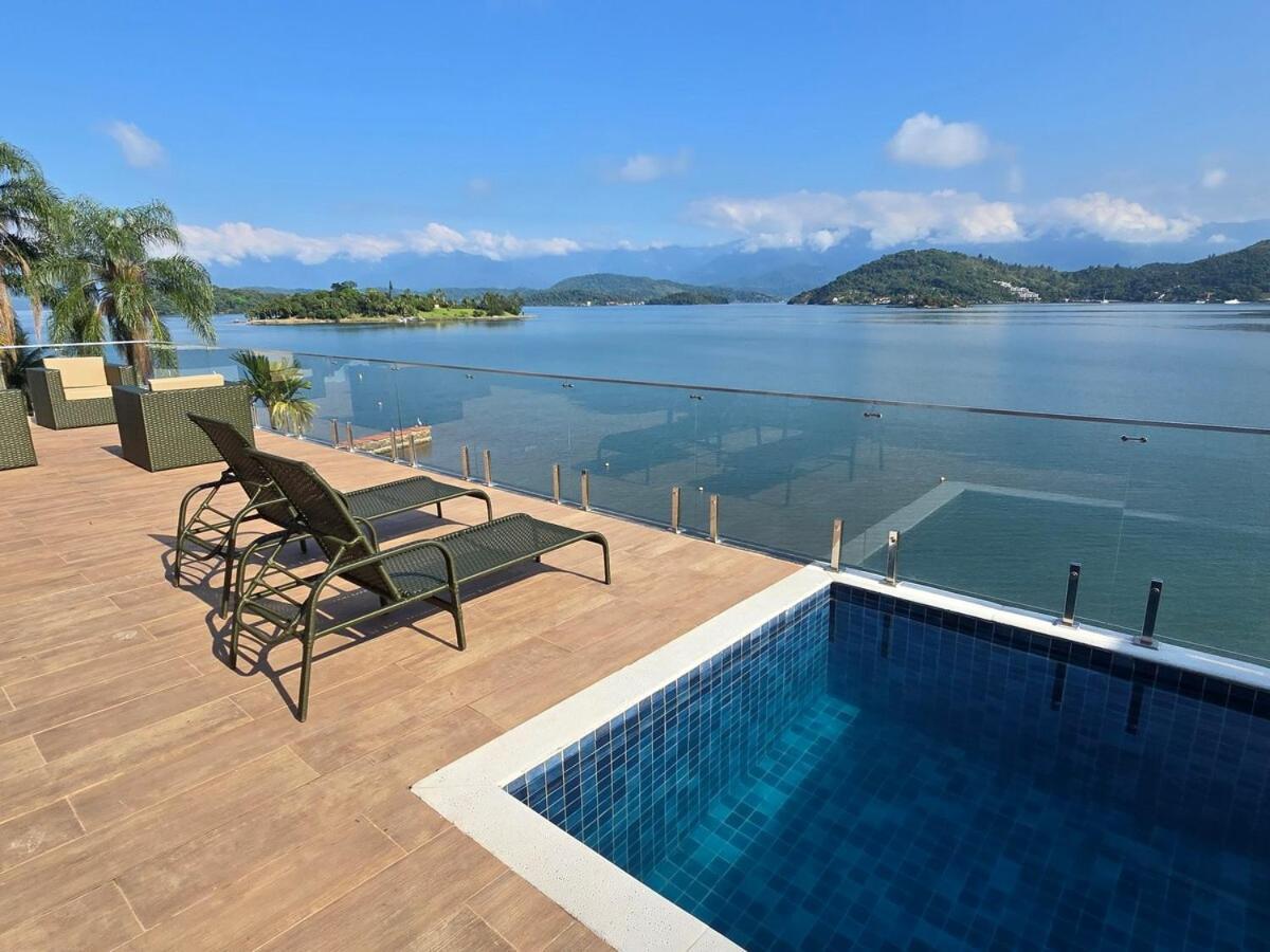 Angra dos Reis casa linear 5 suítes na beira da praia piscina churrasqueira varanda ampla de frente pro mar — 4-Star Luxury Hotel in Angra Dos Reis, Brasil