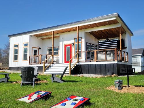 Twin Lakes Tiny Homes of Okmulgee — 4-Star Luxury Hotel in Okmulgee, United States