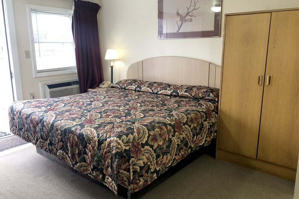 OYO Hotel Starlite Seneca Falls - photo 12