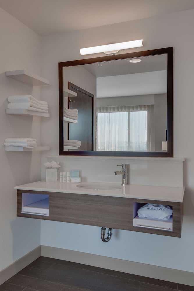 Hampton Inn & Suites Los Angeles Glendale - photo 35
