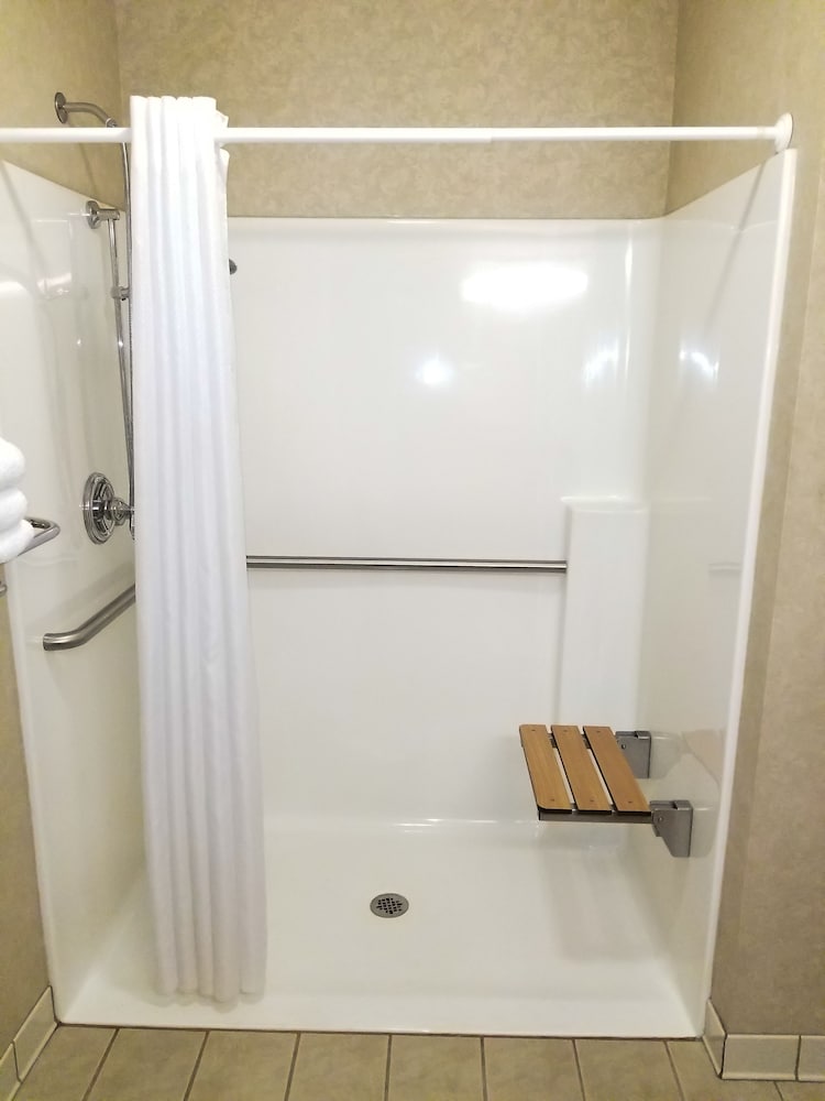 Paola Inn And Suites - photo 37