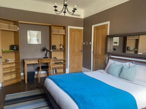 Modern Private Studio Room — 4-Star Luxury Hotel in London, United Kingdom