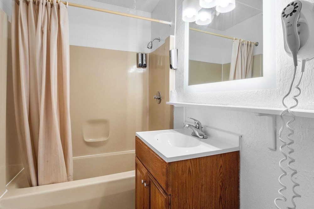 Americas Best Value Inn Jonesville Hillsdale - photo 9