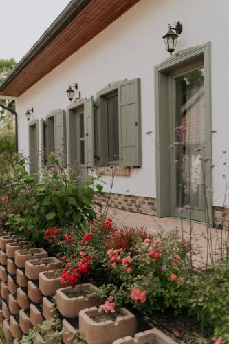 Neidhardt Vendégház — 4-Star Luxury Hotel in Boly, Hungary