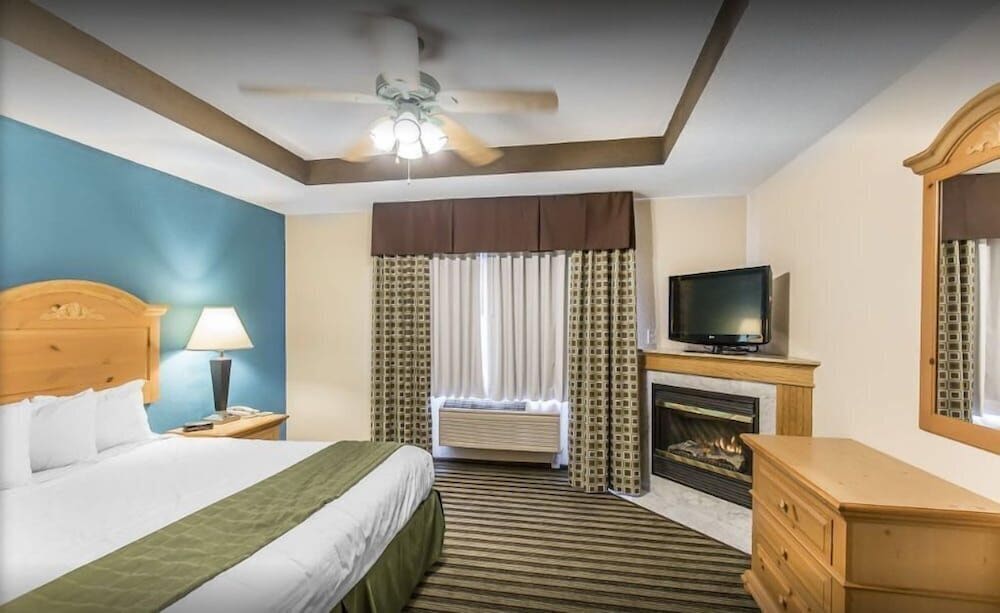 American Inn and Suites - photo 12