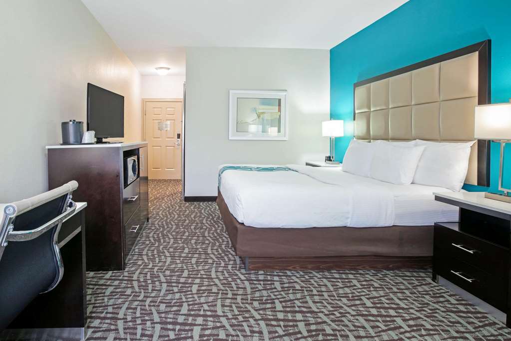 La Quinta Inn & Suites by Wyndham Paris - photo 18