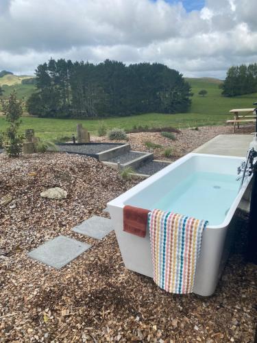 Soul Shack with outdoor bath in Raglan, New Zealand