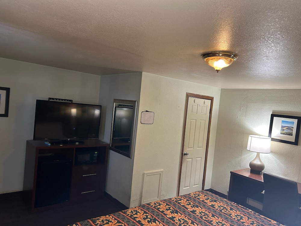 Hillcrest Motel By OYO Aurora IN Near Lawrenceburg - photo 18