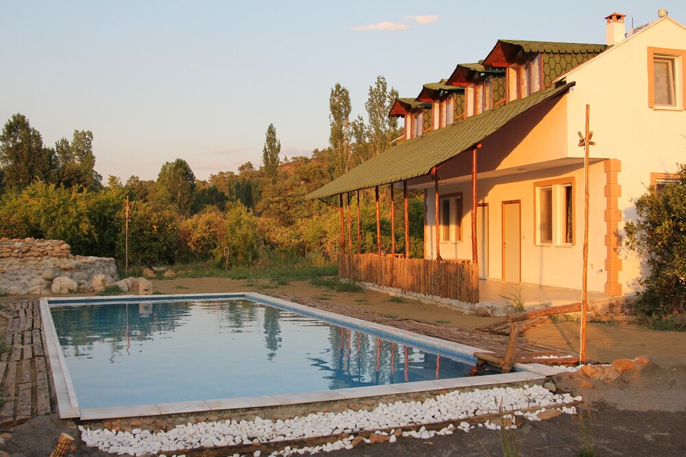 Dr Hasan Acar Dogal Yasam Koyu - carbon neutral hotel in Koycegiz