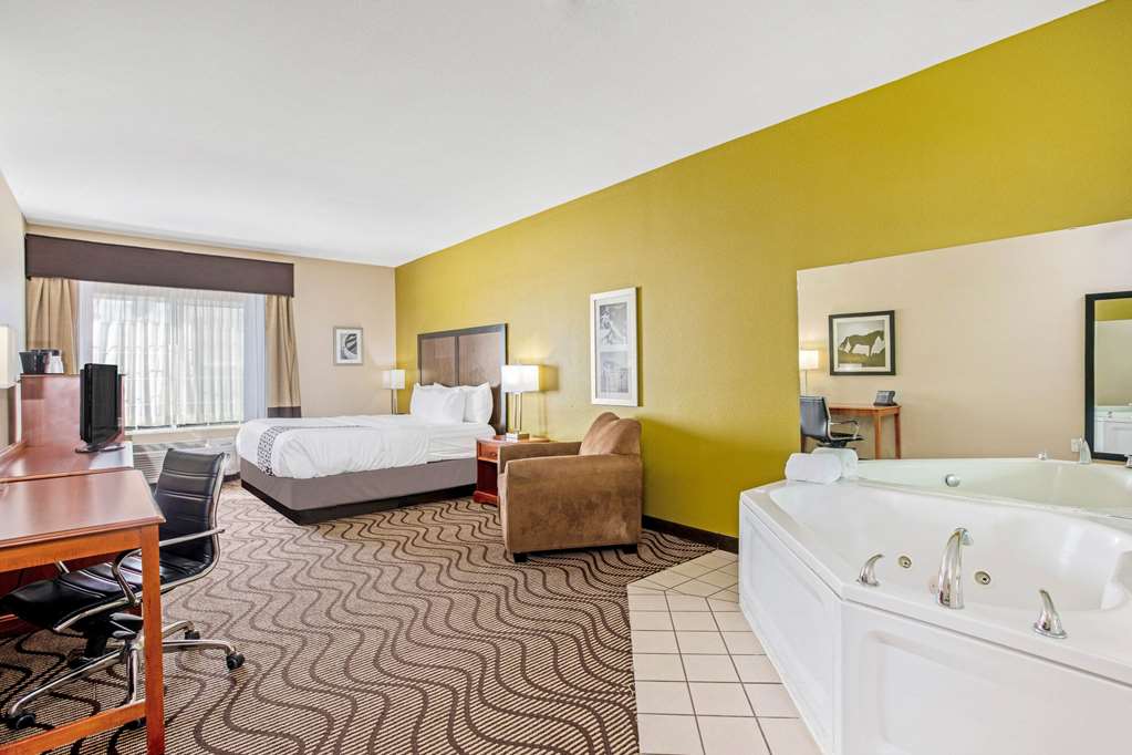 La Quinta Inn & Suites by Wyndham Corpus Christi Northwest - photo 38