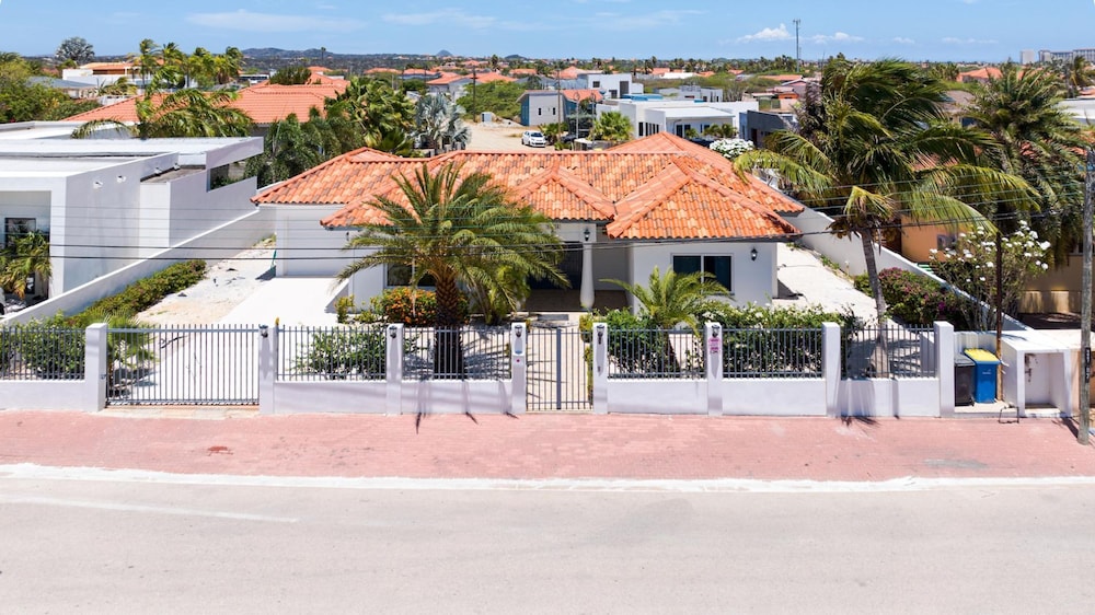 High end Pool Getaway Upscale 5 Location BBQ in Noord, Aruba