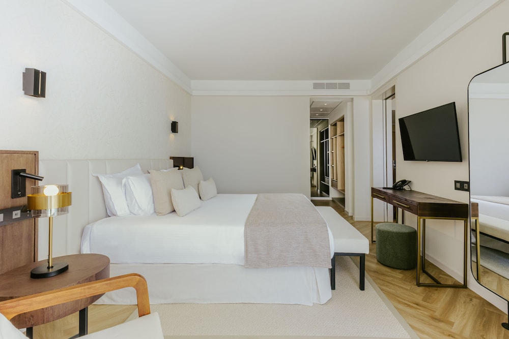 The Golden Coast Beach Hotel Paralimni Cyprus — Room (photo 5 of 5)