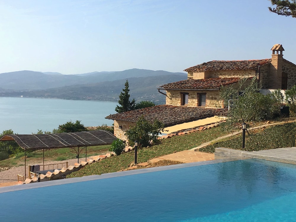 Villa in Cortona With Private Pool — 4-Star Luxury Hotel in Magione, Italy