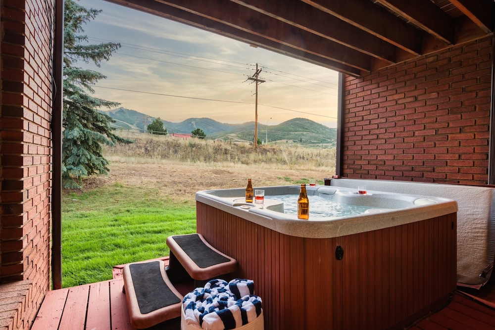 Picasso by Avantstay Artist's Mountain Escape w Hot Tub & Views - photo 22