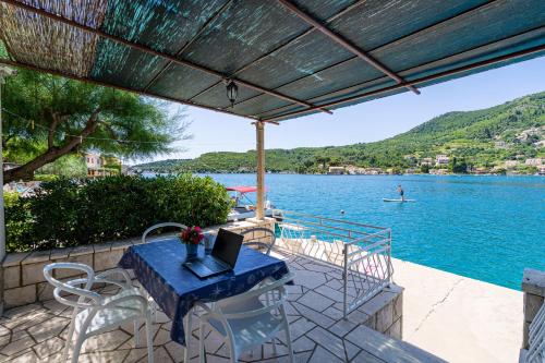 Apartment Cecilija Seafront with sunbeds Unique