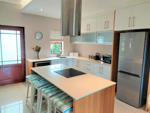 Whalerock Sea esta Walk to the beach plus partial load shedding backup — 4-Star Luxury Hotel in Plettenberg Bay, South Africa