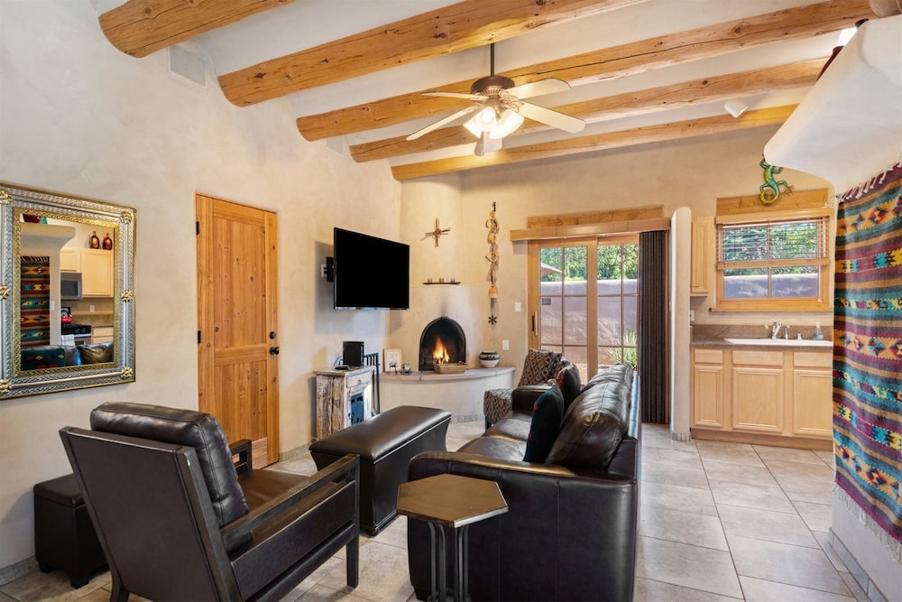 Kiva Stunning & Lovely With Kiva Fireplace Walk to the Plaza and the Railyard - photo 15