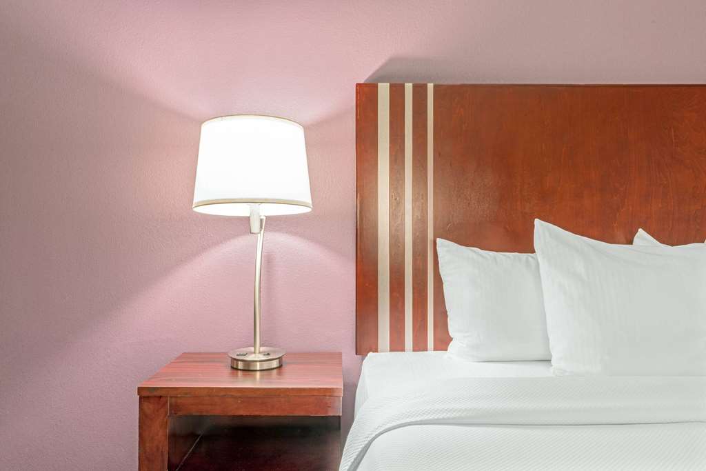 La Quinta Inn & Suites by Wyndham Oklahoma City Yukon - photo 8