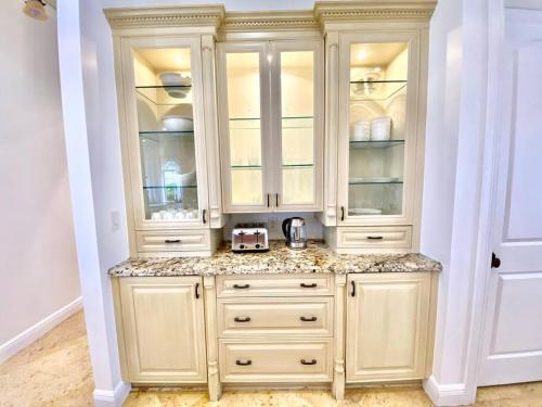Luxurious 5BR and 3BA Lakefront Villa near Beach — 4-Star Luxury Hotel in Hollywood, United States