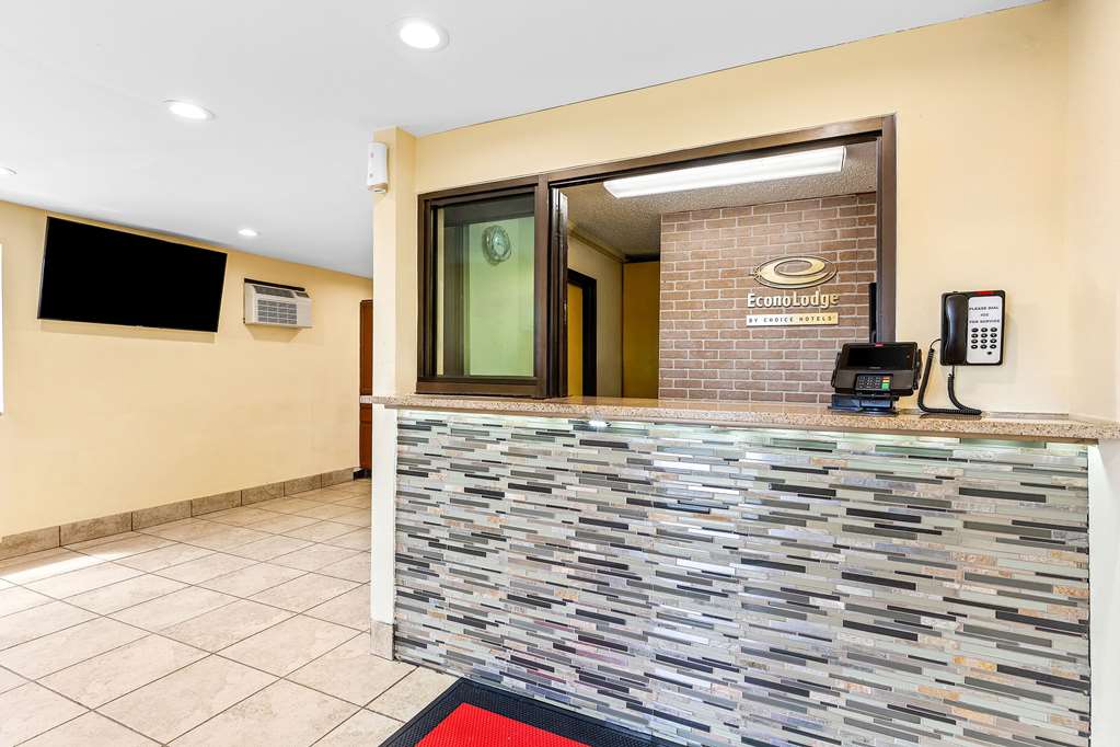 Econo Lodge Akron Copley Northwest - photo 8