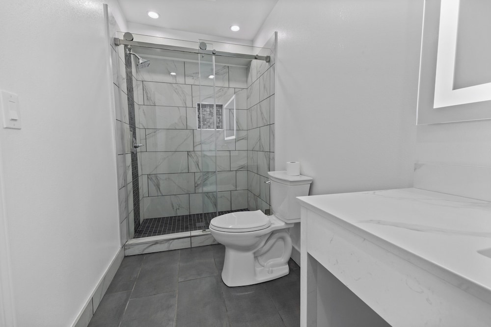 Downey Inn Luxury Suites - photo 15