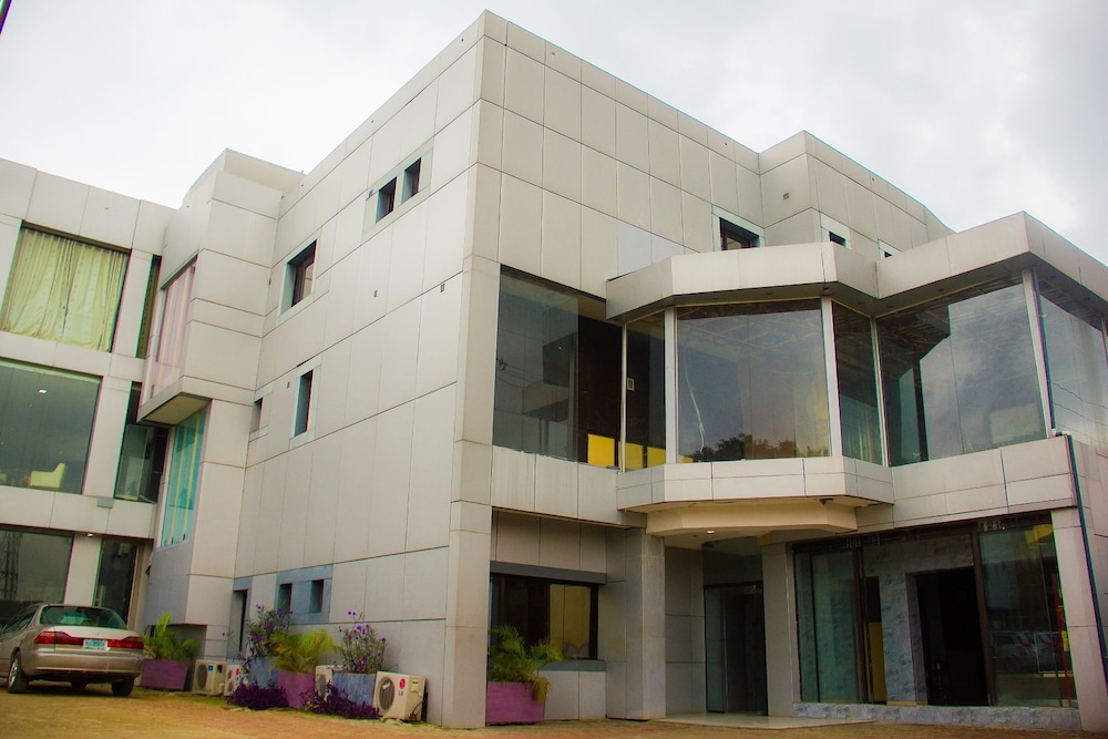 Paris Suites - carbon neutral hotel in Lagos