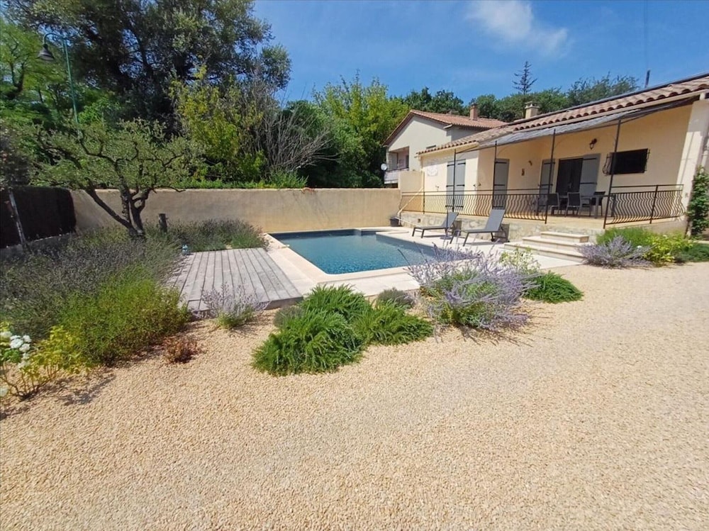 House in Vaison la romaine With Pool — 4-Star Luxury Hotel in Vaison-La-Romaine, France